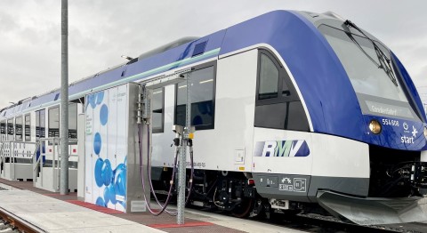 Brennstoffzellenzug an der Wasserstofftankstelle von Infraserv Höchst im Industriepark Höchst