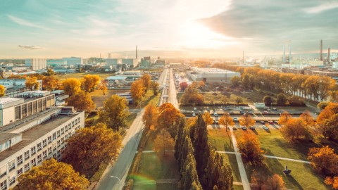 Luftaufnahme des Industrieparks Höchst im Herbst. 