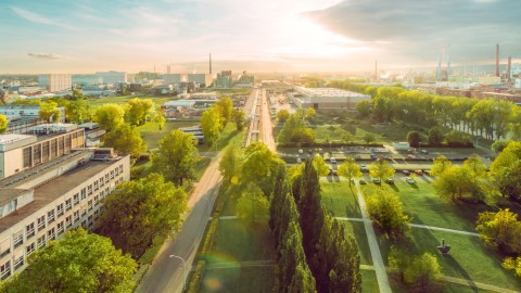 Ein Luftaufnahmefoto des Industrieparks bei Sonnenuntergang.